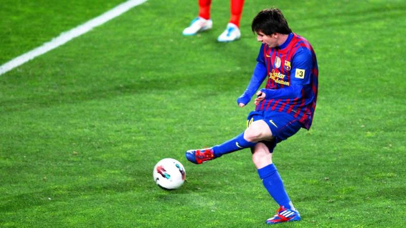 Lionel Messi pass